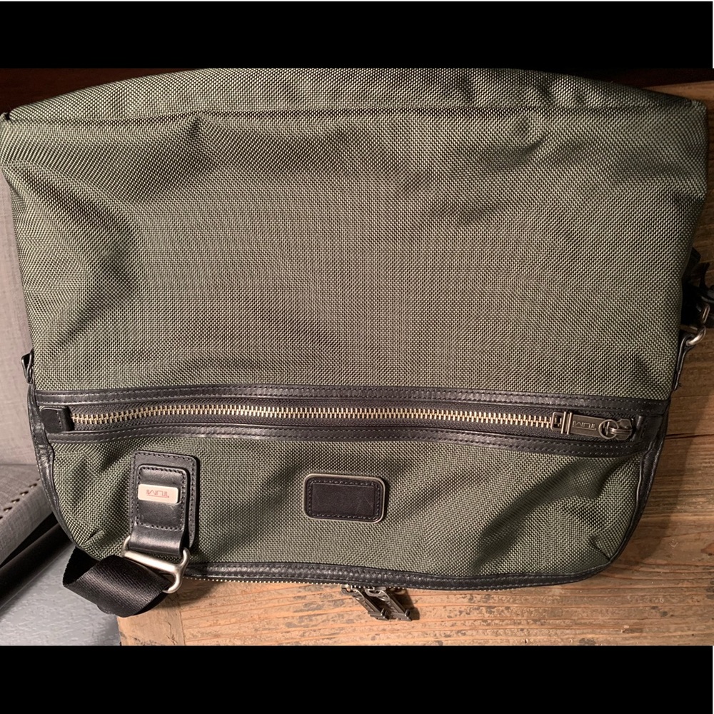 Tumi messenger bag- excellent condition